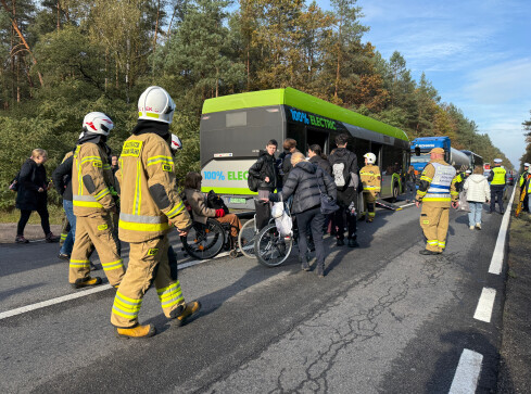 PKS z dziećmi wjechał w cysternę z gazem - VIDEO - grafika