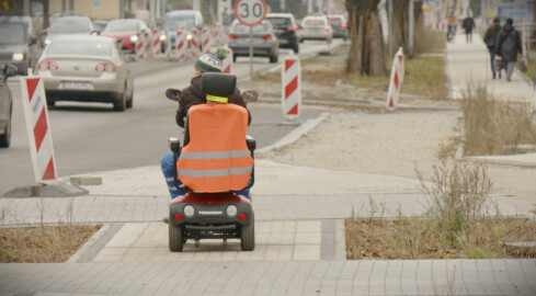Kopnął i uderzył w twarz niepełnosprawnego - grafika