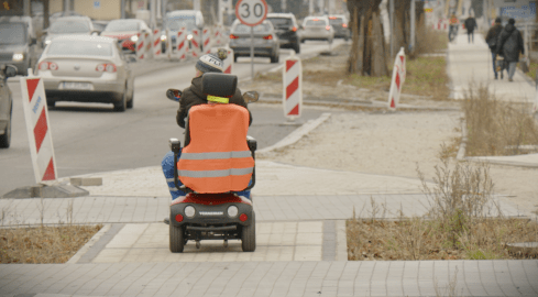 Kopnął i uderzył w twarz niepełnosprawnego - grafika