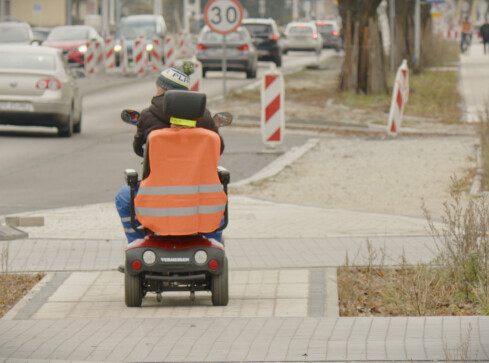 Kopnął i uderzył w twarz niepełnosprawnego - grafika