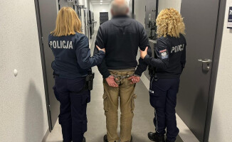 Wybił szybę w aucie sprzedawcy. Był niezadowolony z zakupów