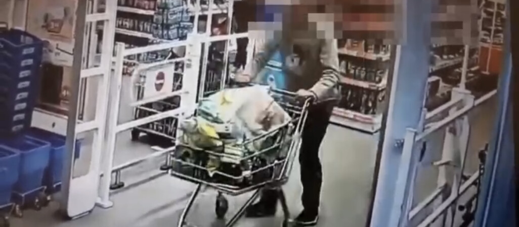 Kradł słuchawki i powerbanki oraz... kapsułki do prania - VIDEO