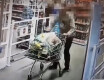 Kradł słuchawki i powerbanki oraz... kapsułki do prania - VIDEO - grafika