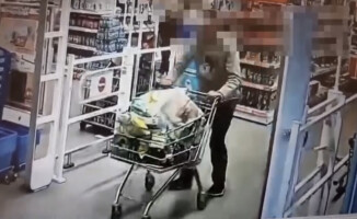 Kradł słuchawki i powerbanki oraz... kapsułki do prania - VIDEO