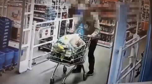 Kradł słuchawki i powerbanki oraz... kapsułki do prania - VIDEO - grafika