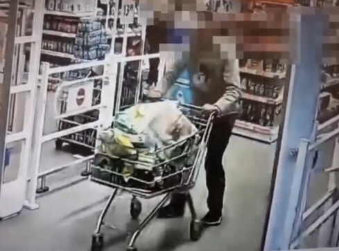 Kradł słuchawki i powerbanki oraz... kapsułki do prania - VIDEO - grafika