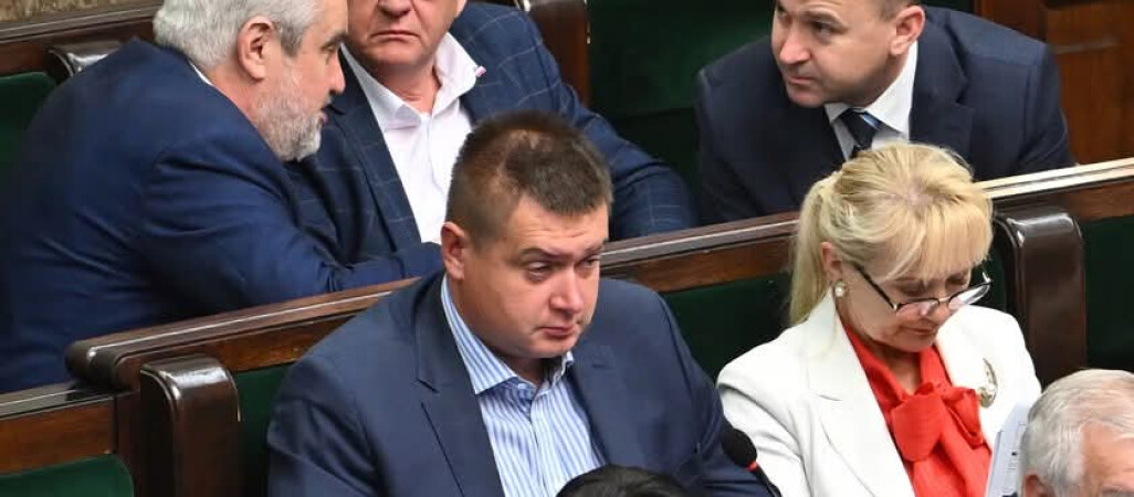 Pijany poseł PiS wyniesiony z samolotu - donosi FAKT