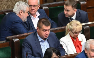 Pijany poseł PiS wyniesiony z samolotu - donosi FAKT