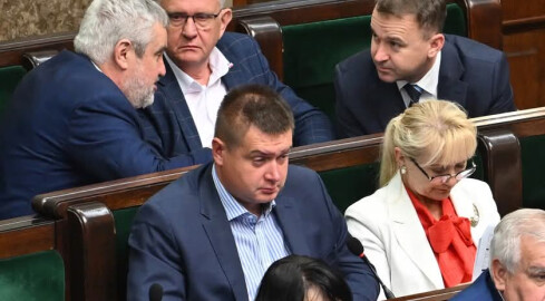 Pijany poseł PiS wyniesiony z samolotu - donosi FAKT - grafika