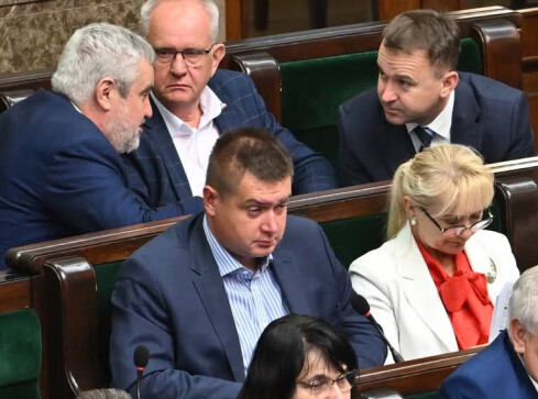 Pijany poseł PiS wyniesiony z samolotu - donosi FAKT - grafika