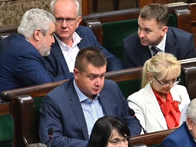 Pijany poseł PiS wyniesiony z samolotu - donosi FAKT - grafika