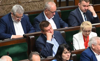 Pijany poseł PiS wyniesiony z samolotu - donosi FAKT
