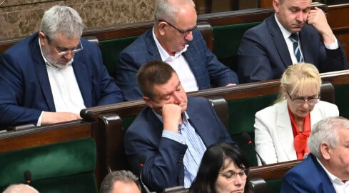 Pijany poseł PiS wyniesiony z samolotu - donosi FAKT - grafika