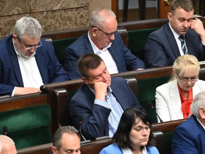 Pijany poseł PiS wyniesiony z samolotu - donosi FAKT - grafika