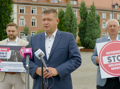 Polityczna wojna o migrantów - grafika