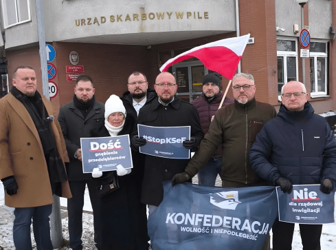 Protestowali przed Urzędem Skarbowym w Pile - grafika