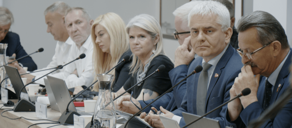 Stagnacja, czy spłacanie długów po poprzednikach?