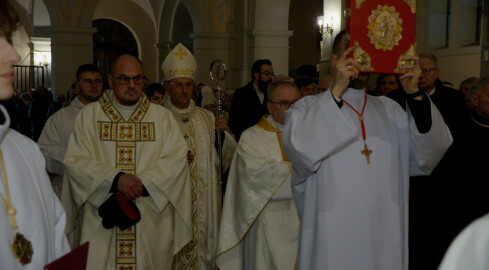 W kościele po latach odnaleziono relikwie krzyża Jezusa - grafika