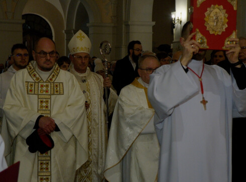 W kościele po latach odnaleziono relikwie krzyża Jezusa - grafika