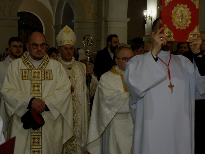 W kościele po latach odnaleziono relikwie krzyża Jezusa - grafika