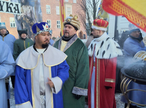 Pilanie z koronami na głowach szli w Orszaku Trzech Króli - grafika