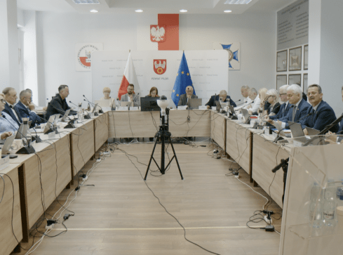 Pokusy władzy, czyli jak samorządowcy przyznawali sobie dodatki - grafika