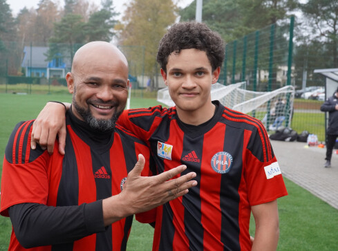 Legenda Ekstraklasy z synem na boisku w Pile - grafika