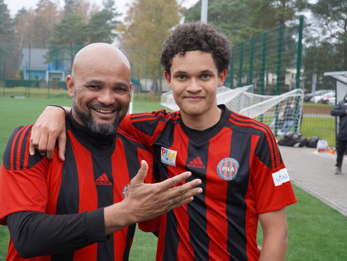 Legenda Ekstraklasy z synem na boisku w Pile - grafika