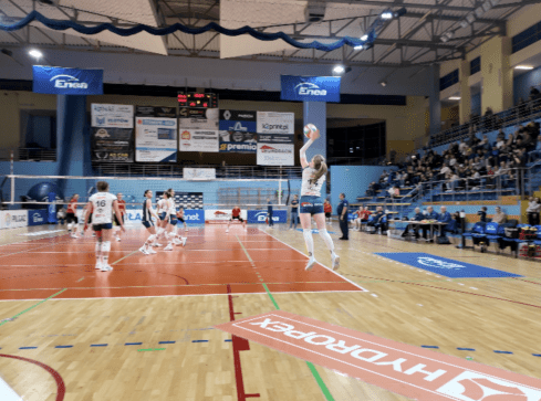 Pilskie siatkarki na trzecim miejscu ligowej tabeli - grafika