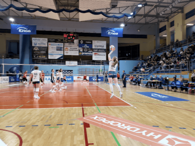 Pilskie siatkarki na trzecim miejscu ligowej tabeli - grafika