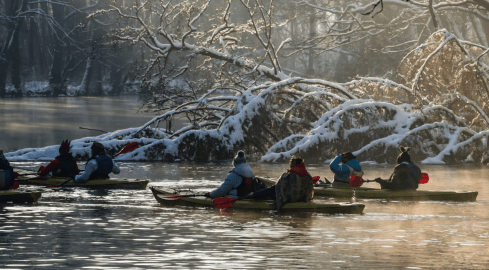 Spłynęli kajakami po Gwdzie. Przy trzynastostopniowym mrozie - grafika