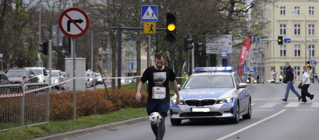 Pokona pilski półmaraton żonglując piłką