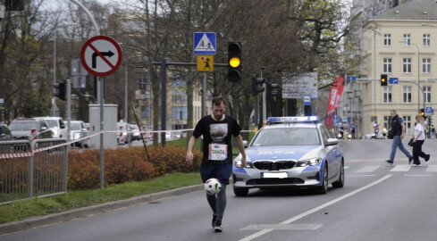 Pokona pilski półmaraton żonglując piłką - grafika