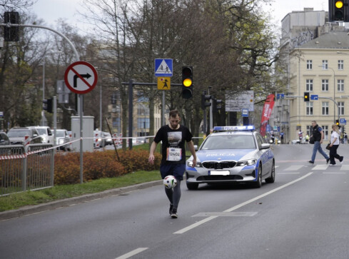 Pokona pilski półmaraton żonglując piłką - grafika