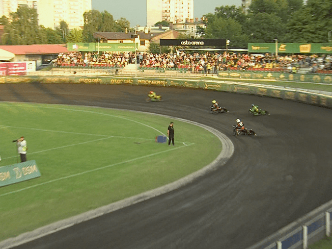 Zacięty bój, doskonałe widowisko żużlowe i czterotysięczna publi - grafika