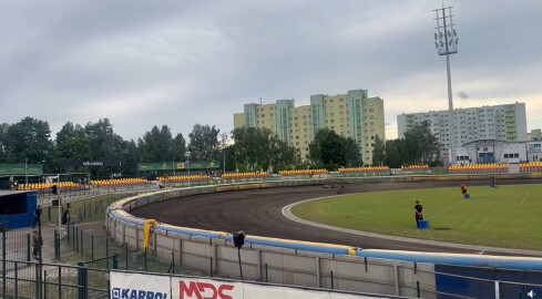 Wypadek na torze w Pile. Motocykl przekoziołkował przez bandę - grafika
