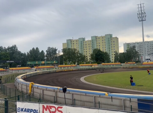 Wypadek na torze w Pile. Motocykl przekoziołkował przez bandę - grafika