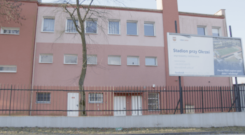  “Zaczęło się rozprzedawanie stadionu przy Okrzei” vs. "St - grafika