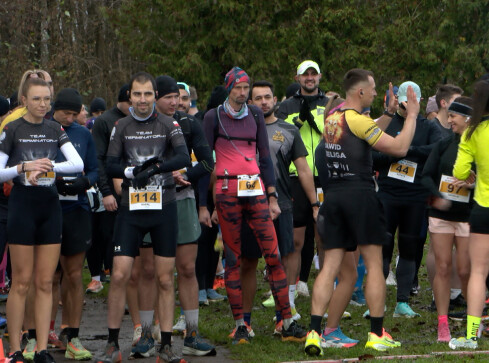 Przebiegli maraton wokół jeziora - grafika