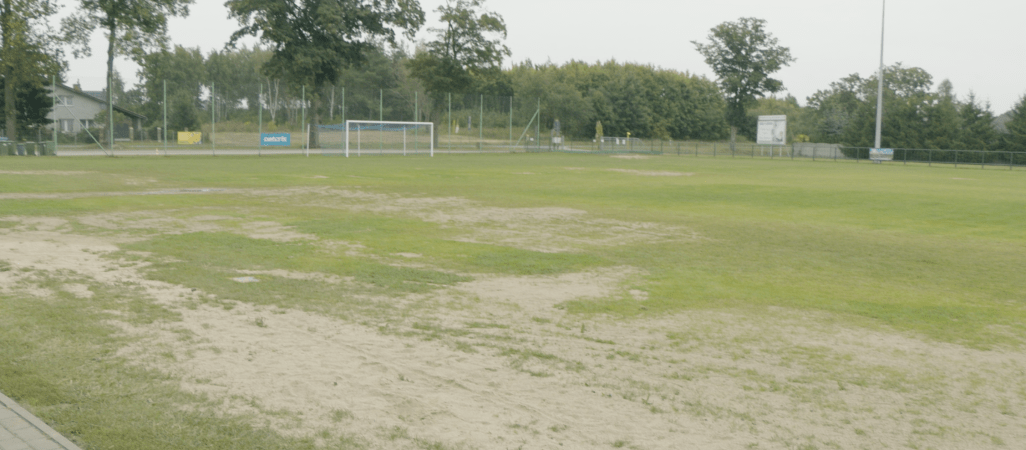 Zniszczone boisko po dożynkach