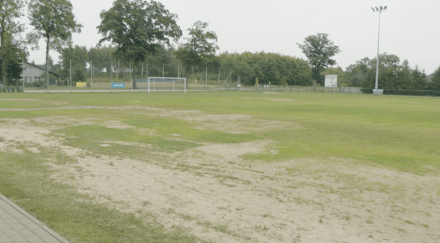 Zniszczone boisko po dożynkach - grafika