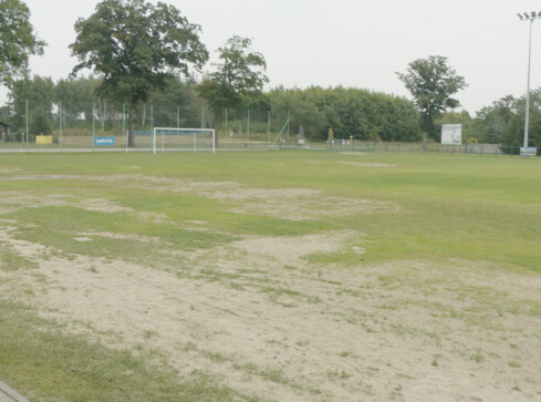 Zniszczone boisko po dożynkach - grafika