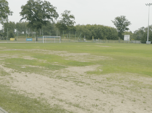 Zniszczone boisko po dożynkach - grafika