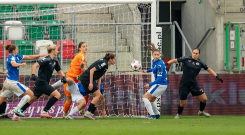 Piłkarka zmieniła klub, bo zagranicą nie wpuszczali jej na boisko - grafika