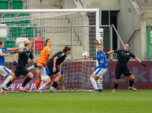 Piłkarka zmieniła klub, bo zagranicą nie wpuszczali jej na boisko - grafika