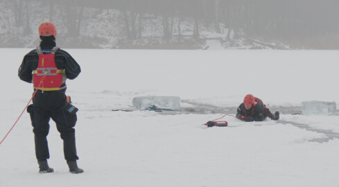 Lód na akwenach to nie ślizgawka - grafika