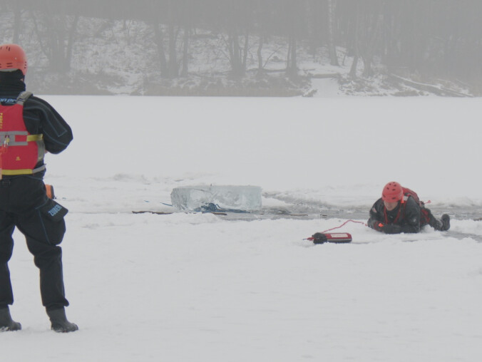Lód na akwenach to nie ślizgawka - grafika