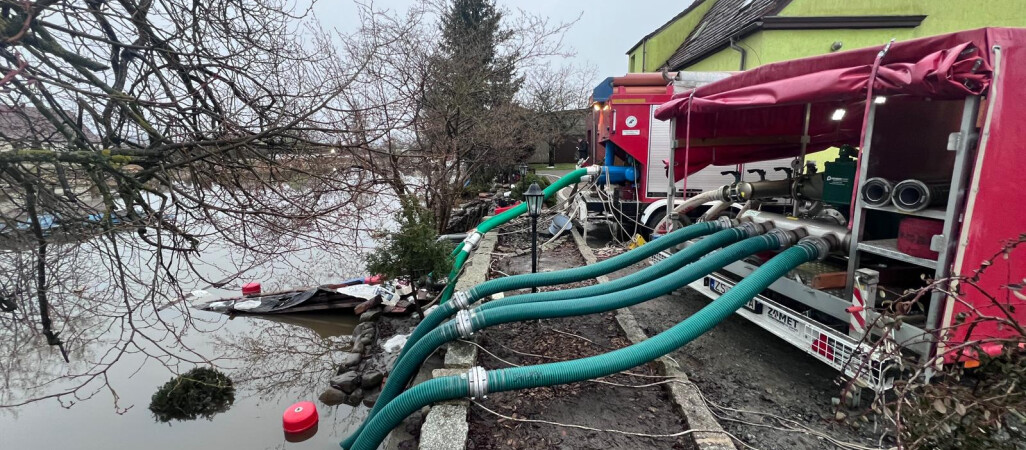 Strażacy walczą o uratowanie wsi