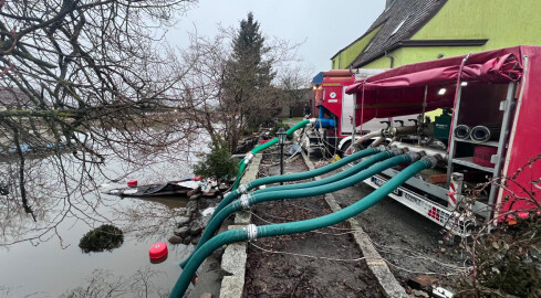 Strażacy walczą o uratowanie wsi - grafika