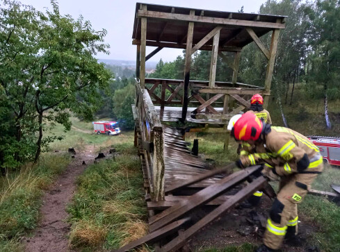 Ktoś podpalił punkt widokowy - grafika